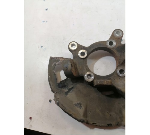 Кулак поворотный передний правый