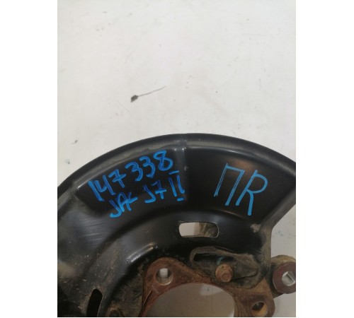 Кулак поворотный передний правый