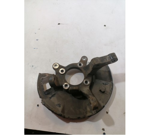 Кулак поворотный передний правый