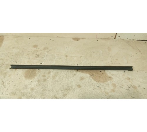 Молдинг стекла двери задней правой внутренний