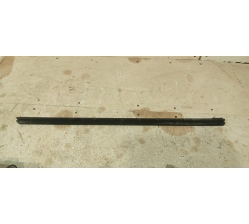 Молдинг стекла двери задней правой внутренний