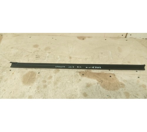 Молдинг стекла двери задней правой внутренний