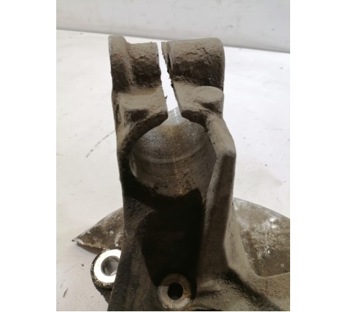 Кулак поворотный передний правый