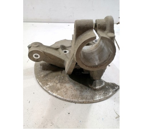 Кулак поворотный передний правый