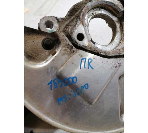 Кулак поворотный передний правый