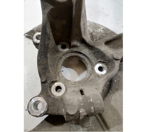 Кулак поворотный передний правый