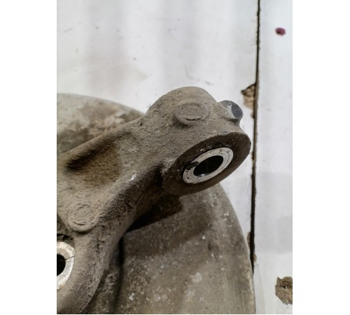 Кулак поворотный передний правый