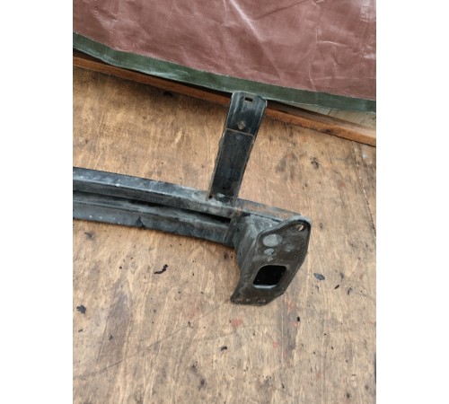 Усилитель переднего бампера