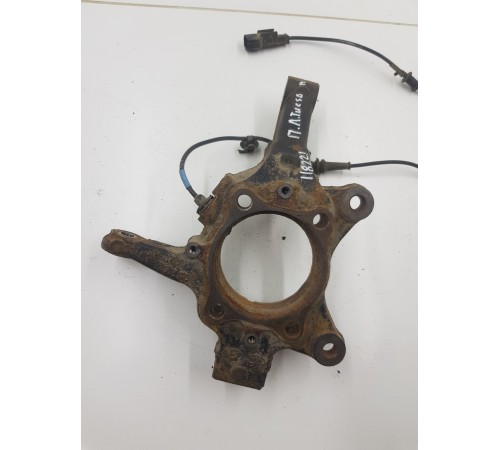 Кулак поворотный передний правый