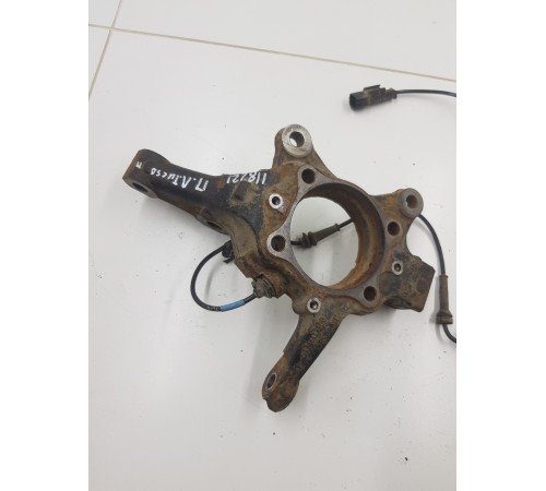 Кулак поворотный передний правый