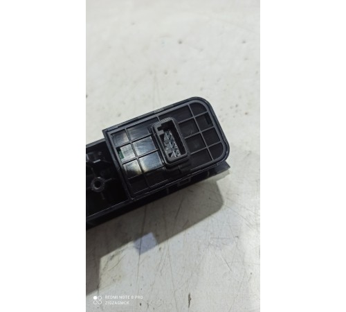 Кнопка стояночного тормоза/открывания багажника