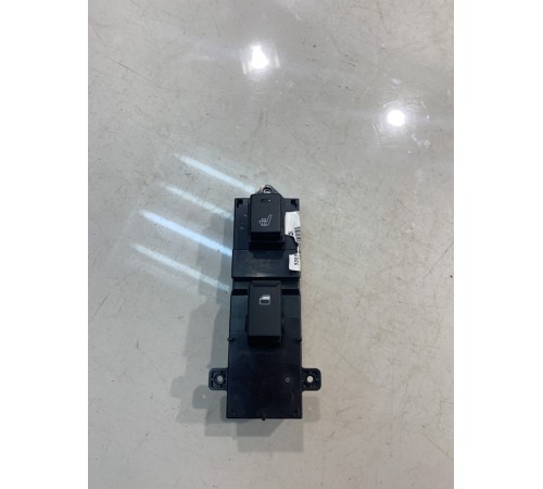 Кнопка стеклоподъемника (задняя, правая)