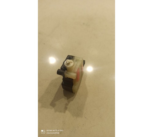 Фиксатор замка крышки багажника