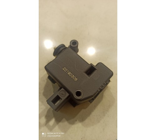 Фиксатор замка крышки багажника