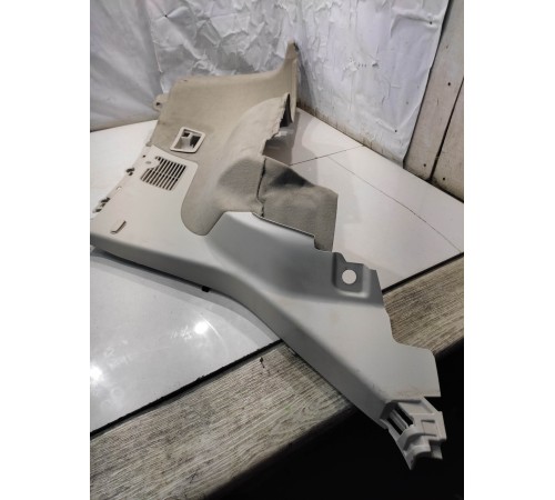 Обшивка багажника (задняя, правая)