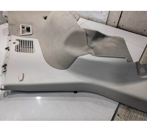 Обшивка багажника (задняя, правая)