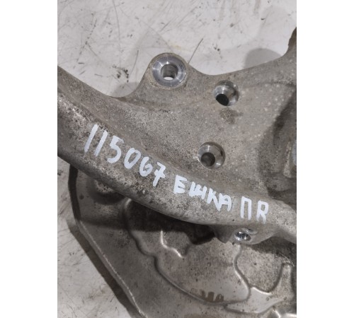 Кулак поворотный передний правый