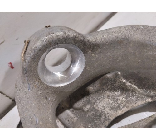 Кулак поворотный передний правый