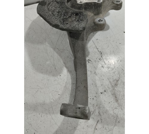 Кулак поворотный передний правый