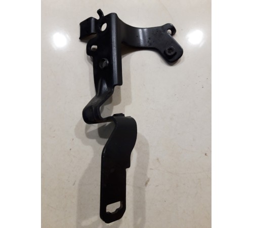 Кронштейн(крепление) электропроводки генератора (левый)