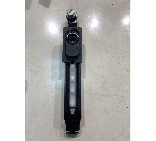 Кронштейн переднего левого ремня безопасности