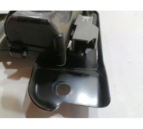 Замок крышки багажника с доводчиком