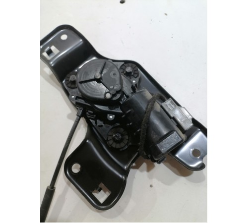 Замок крышки багажника с доводчиком