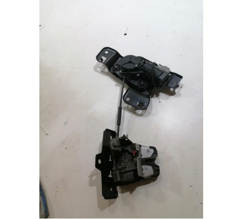 Замок крышки багажника с доводчиком