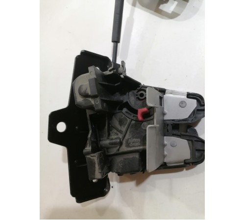 Замок крышки багажника с доводчиком