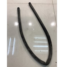 Уплотнитель капота