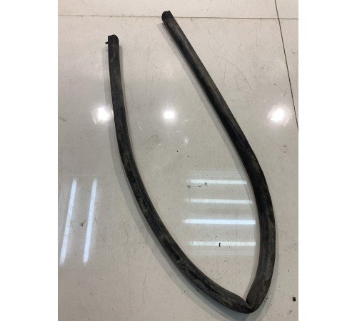 Уплотнитель капота