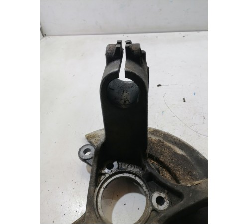 Кулак поворотный передний правый