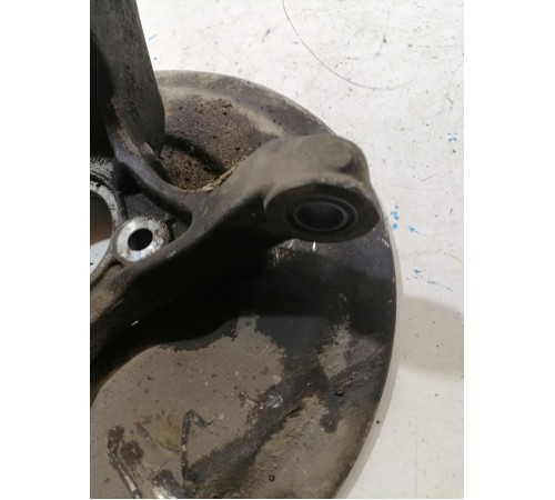 Кулак поворотный передний правый