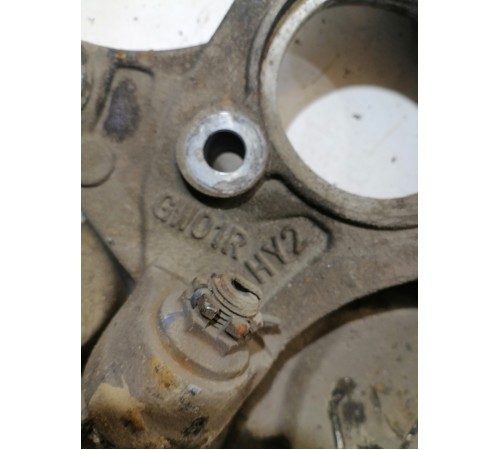 Кулак поворотный передний правый