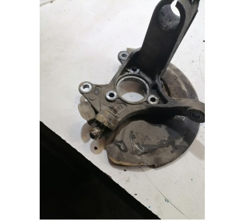 Кулак поворотный передний правый