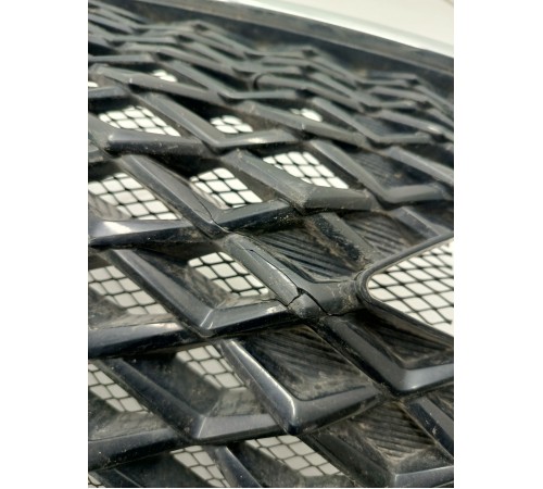 Решетка радиатора с эмблемой