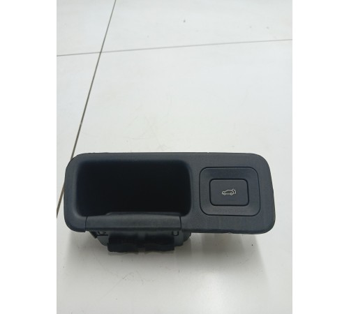 Кнопка открывания крышки багажника