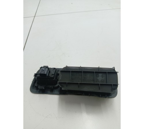 Кнопка открывания крышки багажника