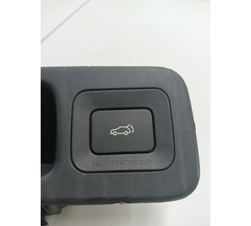 Кнопка открывания крышки багажника