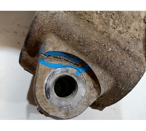 Кулак поворотный передний левый