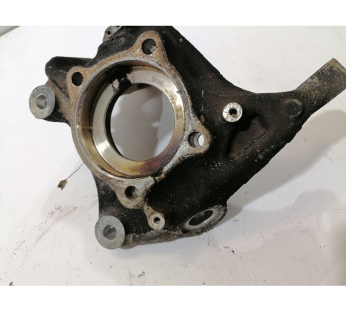 Кулак поворотный передний левый