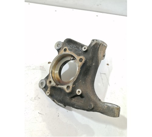 Кулак поворотный передний левый