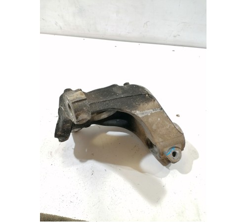 Кулак поворотный передний левый