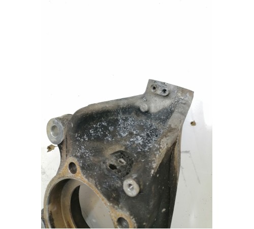 Кулак поворотный передний левый