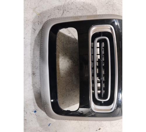 Накладка центральной консоли задняя с воздушным дефлектором