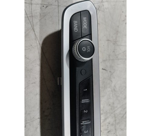 Панель управления магнитолой