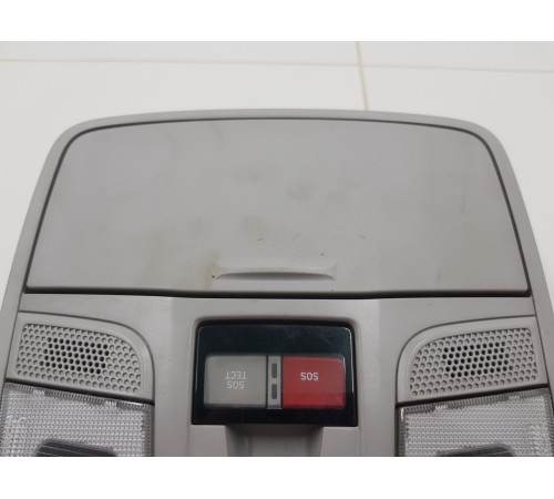 Плафон внутреннего освещения салона передний