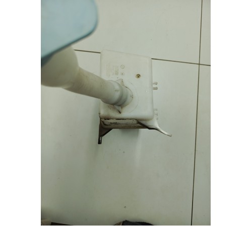 Бачок омывателя лобового стекла в сборе с моторчиком