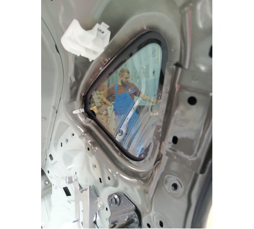 Глухое стекло заднее левое