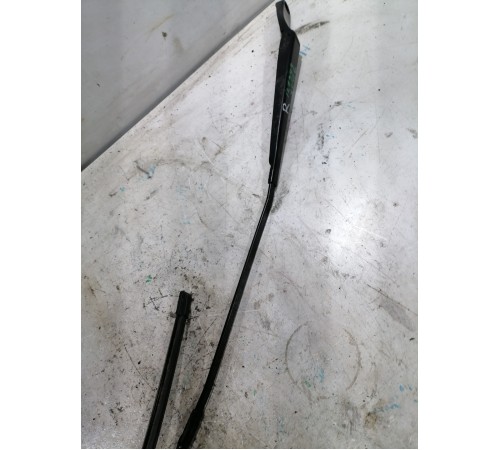 Поводок стеклоочистителя  правый